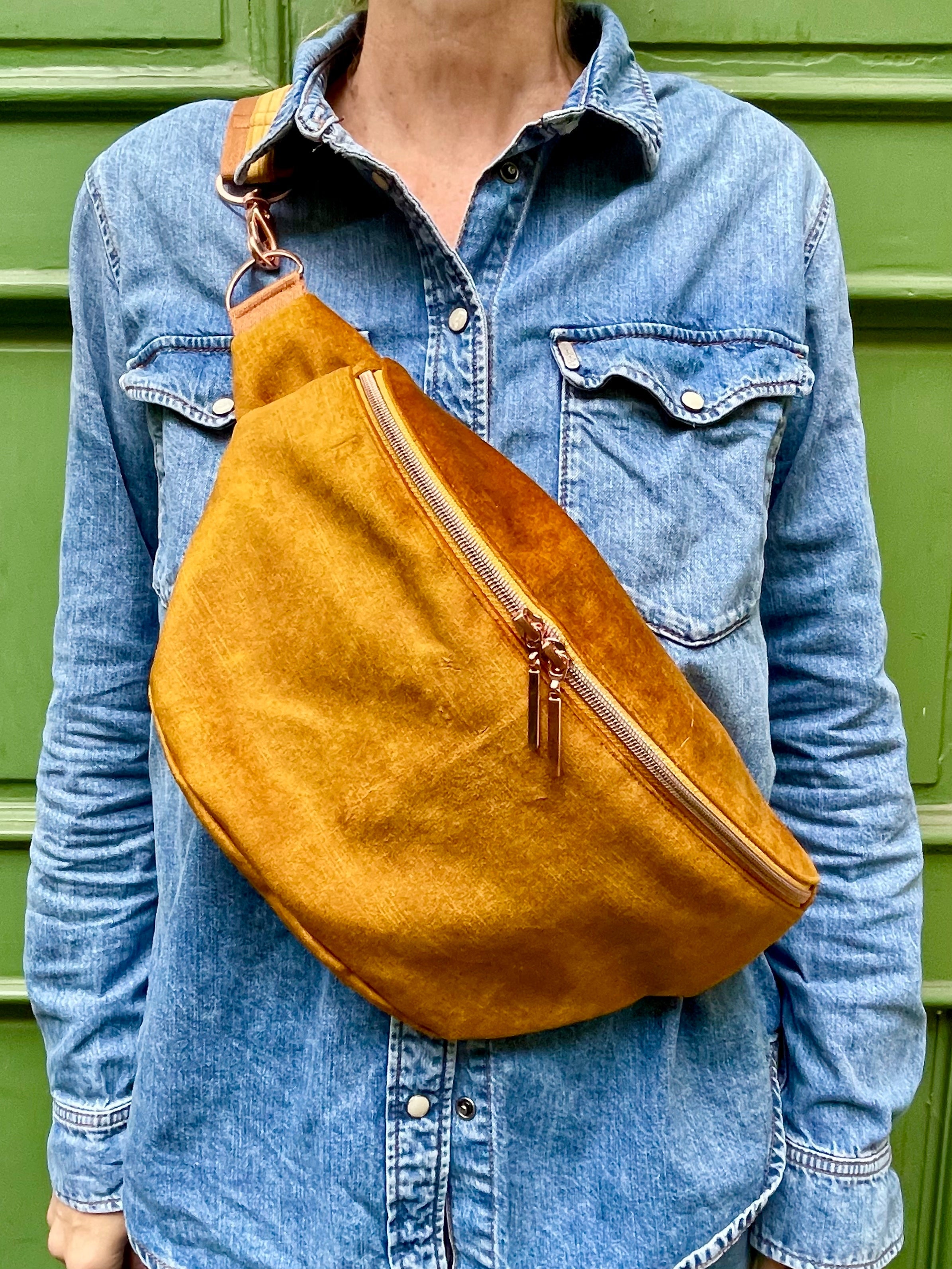 "Riley Cross Body Bag Velvet Curry Big"