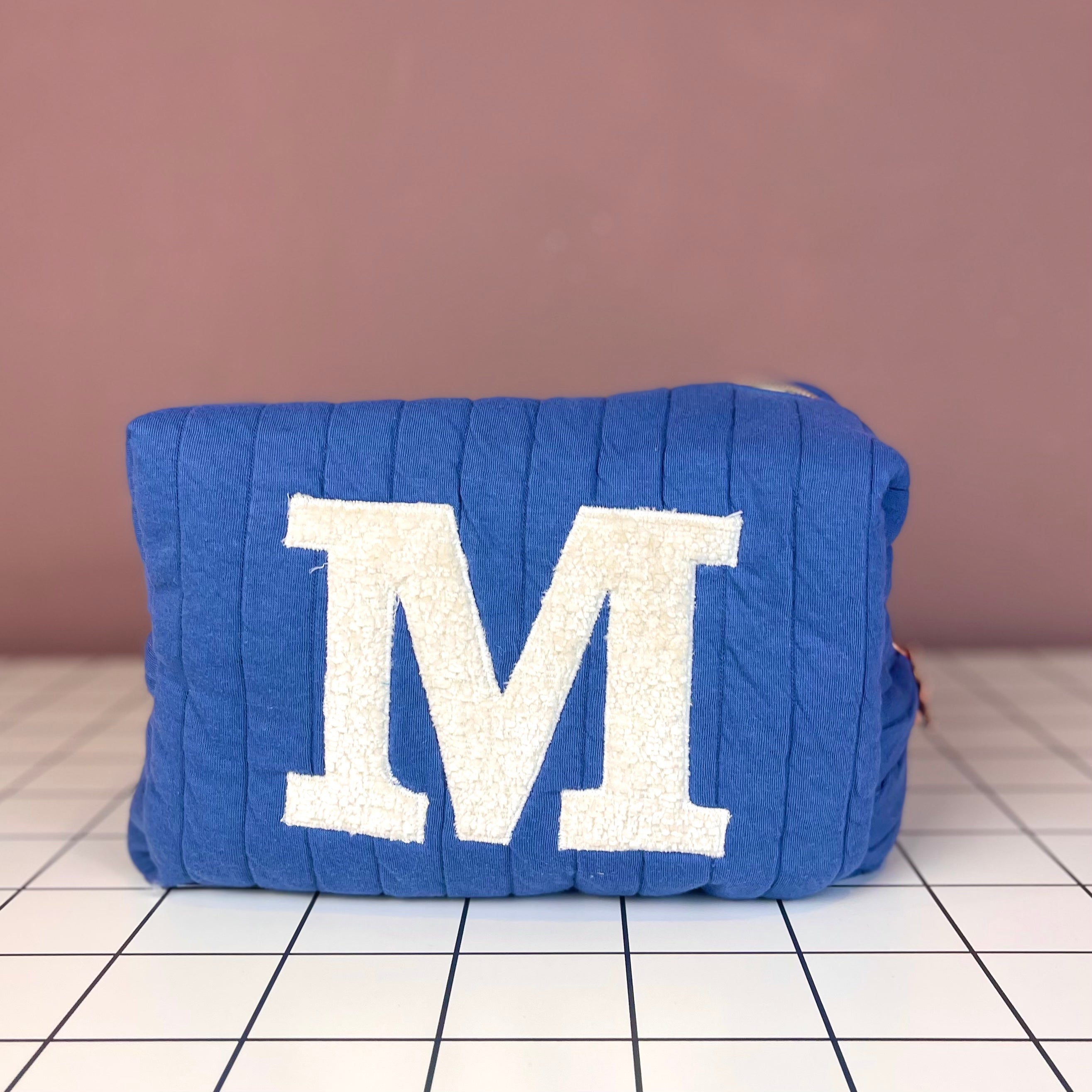 Box Blau mit Buchstaben
