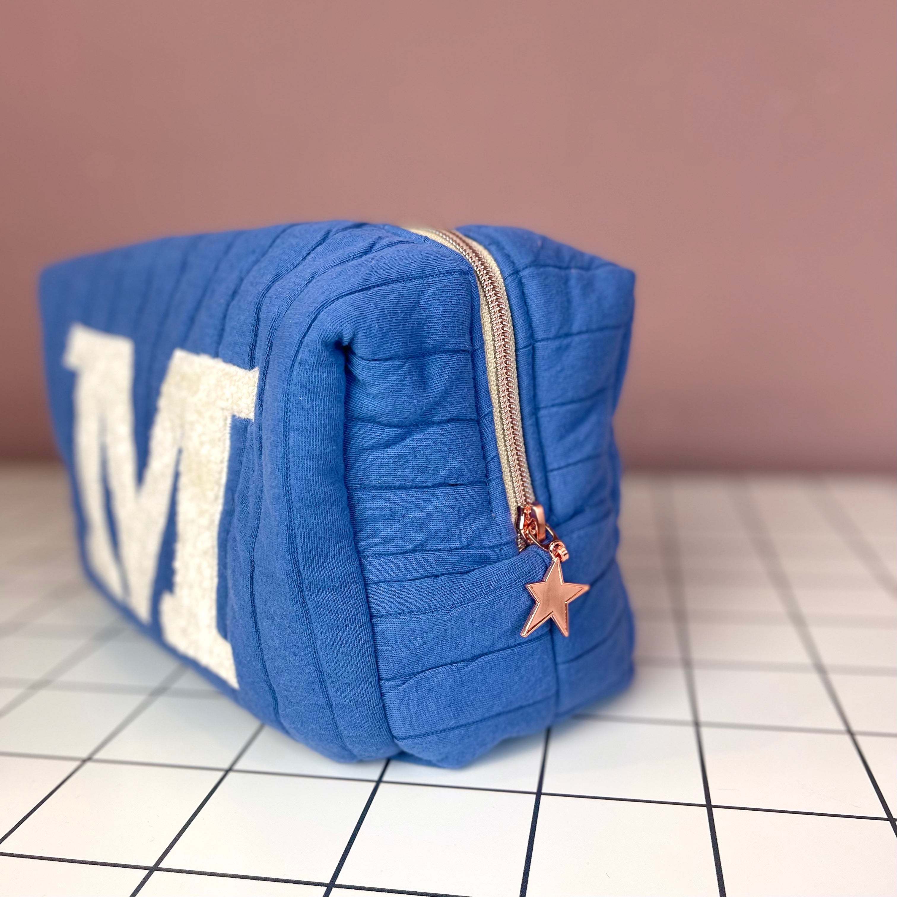 Box Blau 2 mit Buchstaben