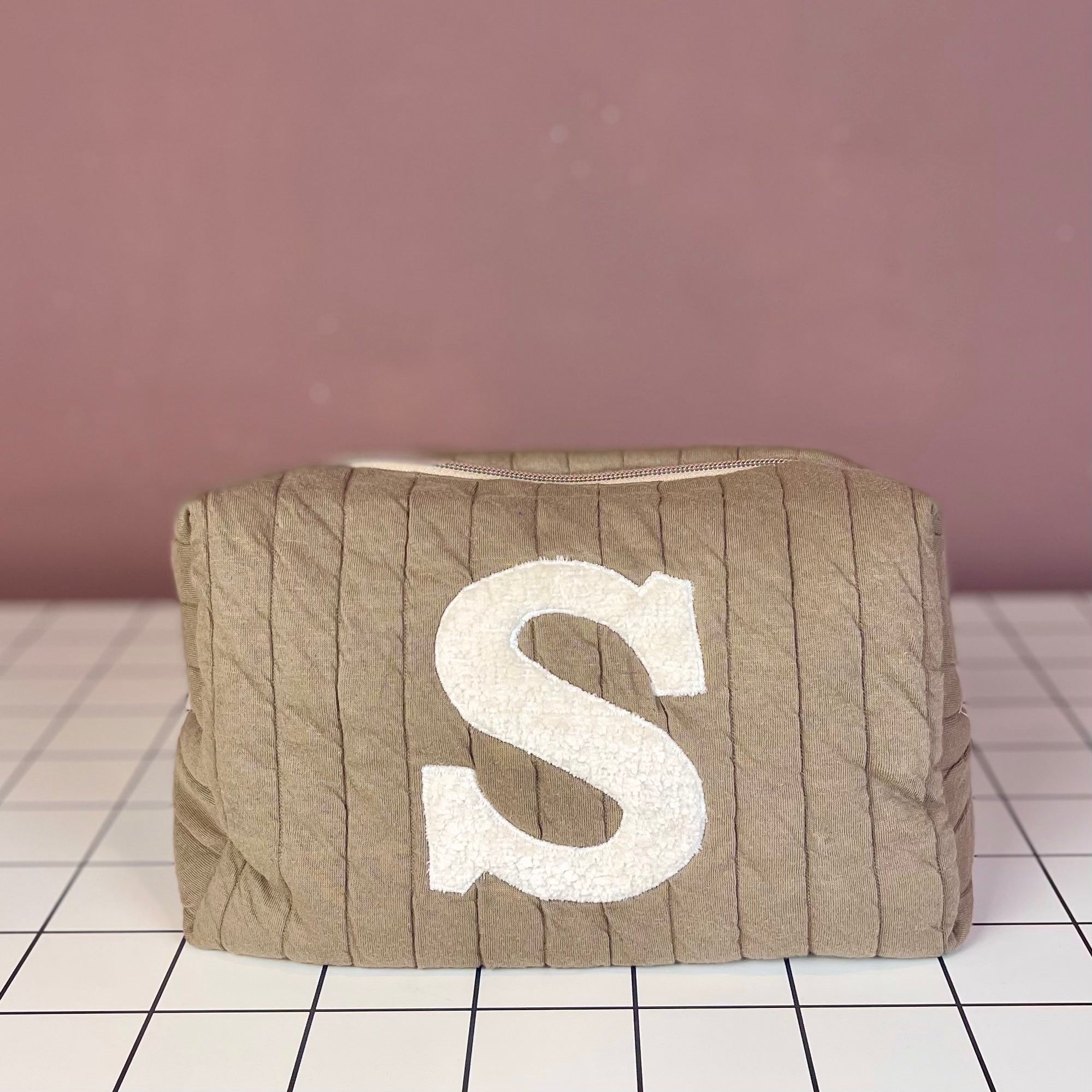 Box Taupe mit Buchstaben