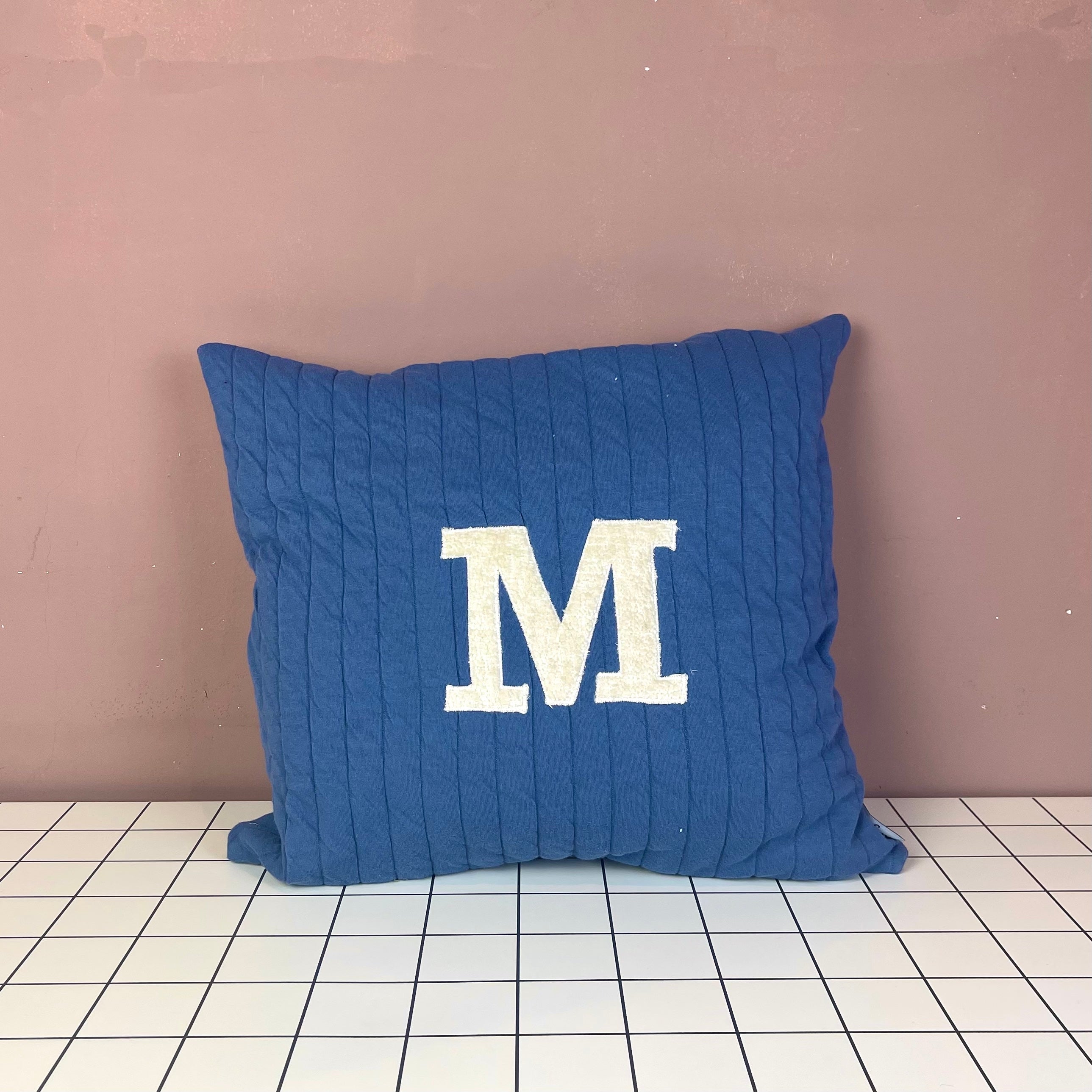 Kissen Blau mit Buchstaben