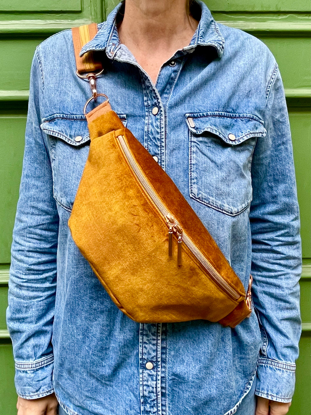 Crossbody Bag RILEY VELVET curry